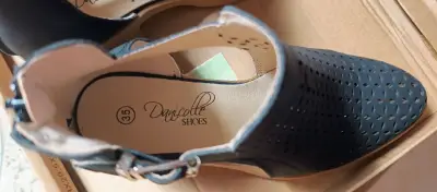 Botines negros con diseño calado - miniatura 3