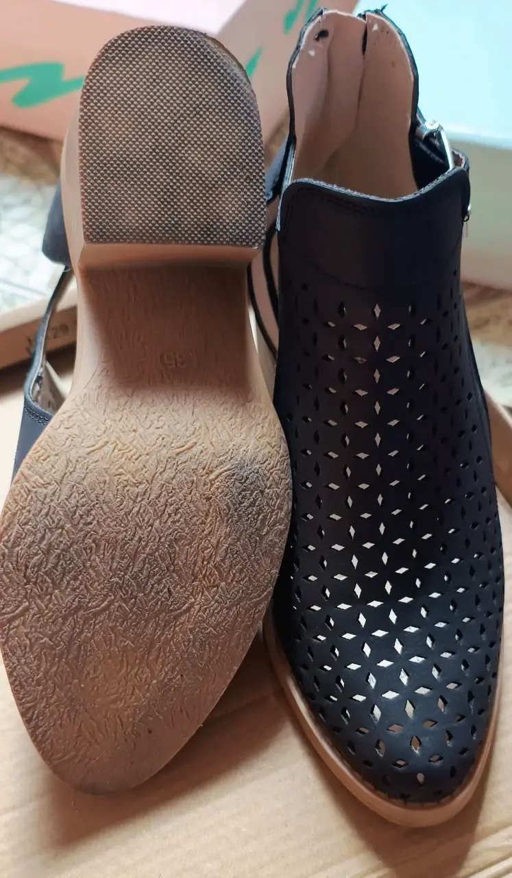 Botines negros con diseño calado - 5