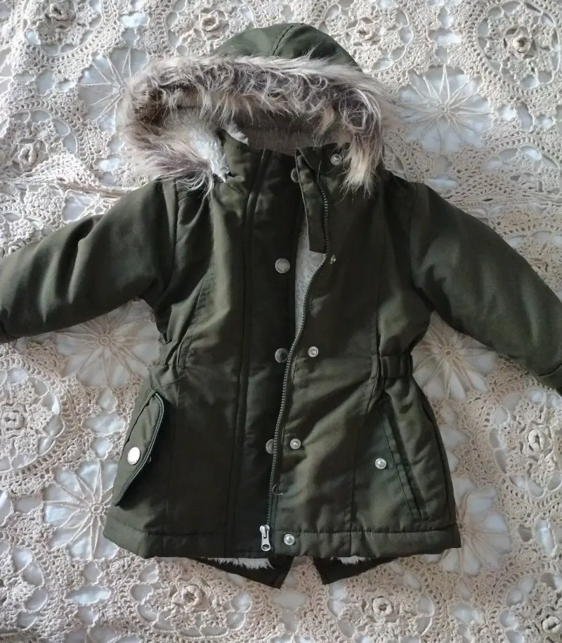 Parka verde con capucha de peluche