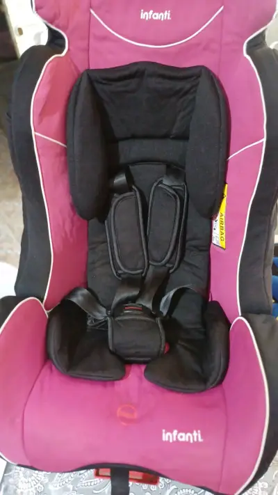 Silla de auto Infanti rosada - miniatura 2