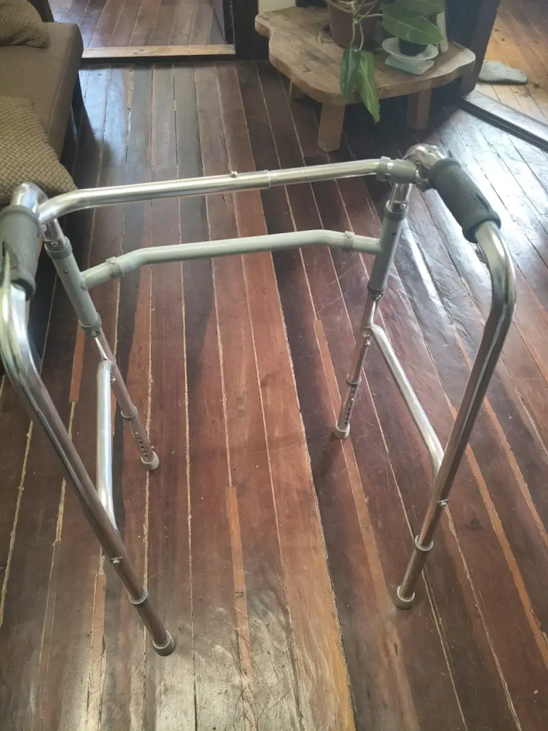 Caminador metálico ajustable