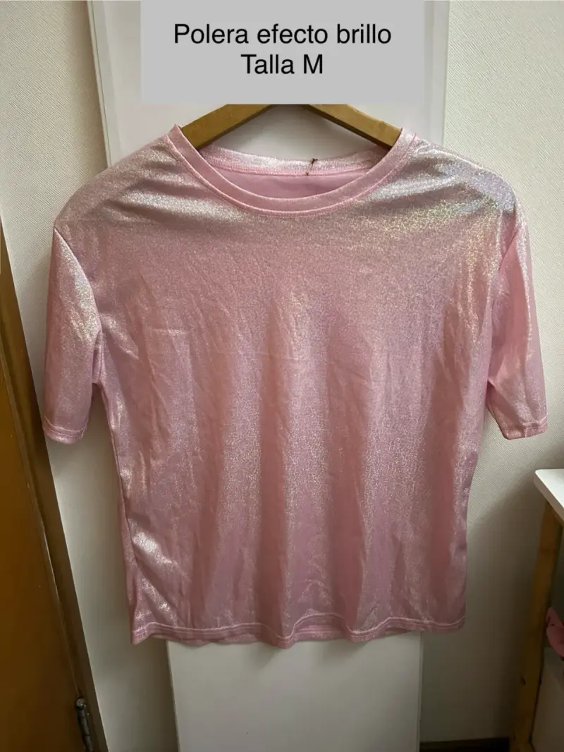 Polera rosada efecto brillo