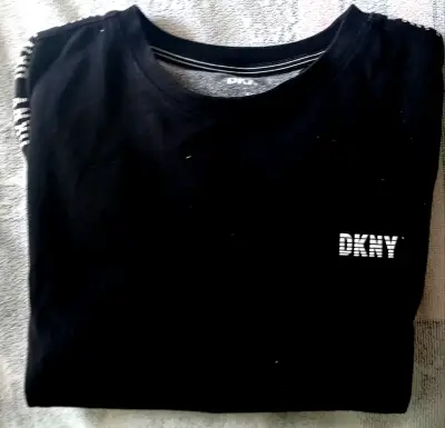 Polera negra DKNY talla SM - miniatura 1
