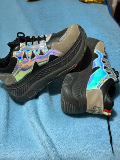 Zapatillas con detalles holográficos - miniatura 1