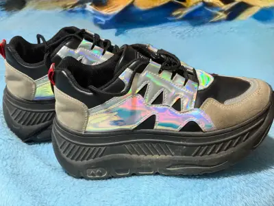 Zapatillas con detalles holográficos - miniatura 2