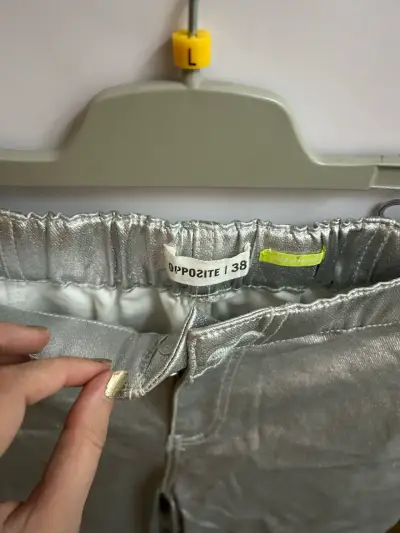 Pantalón plateado Opposite talla 38 - miniatura 2