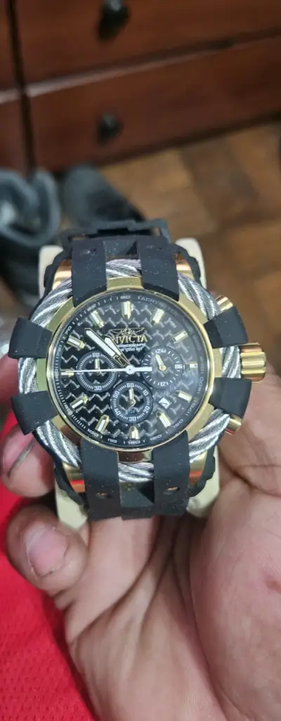 Reloj cronógrafo dorado y negro invicta - miniatura 1