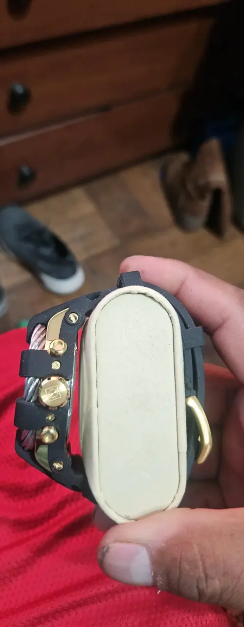Reloj cronógrafo dorado y negro invicta - 2