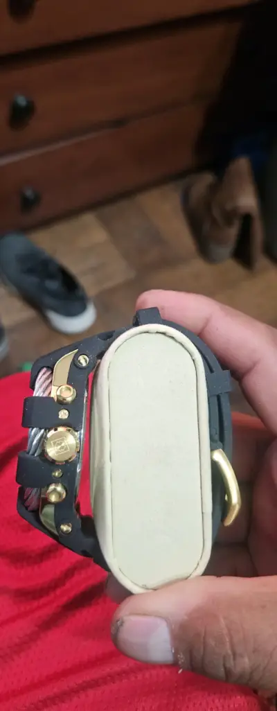 Reloj cronógrafo dorado y negro invicta - miniatura 2