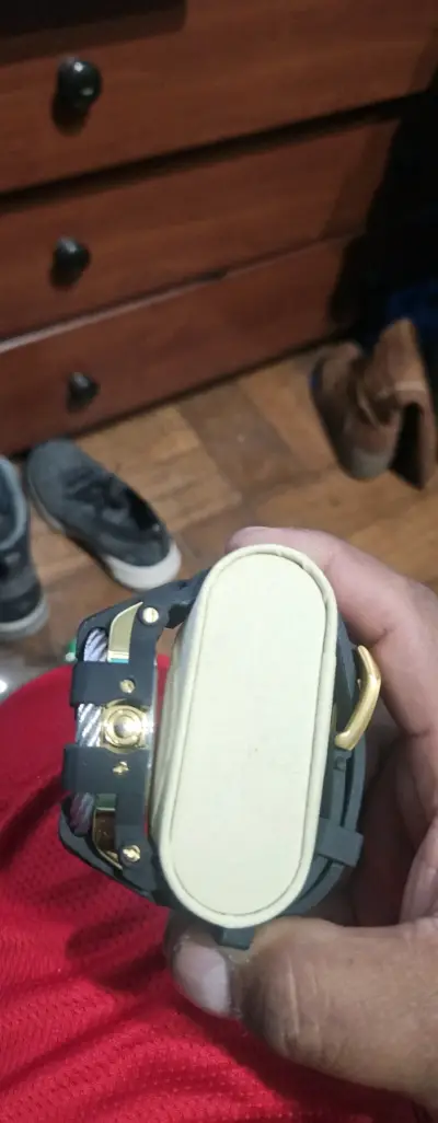 Reloj cronógrafo dorado y negro invicta - miniatura 3