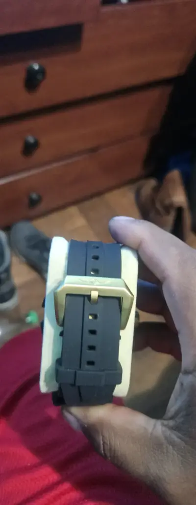 Reloj cronógrafo dorado y negro invicta - miniatura 4