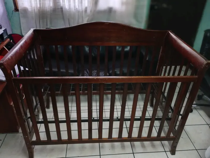 Cuna de madera para bebé