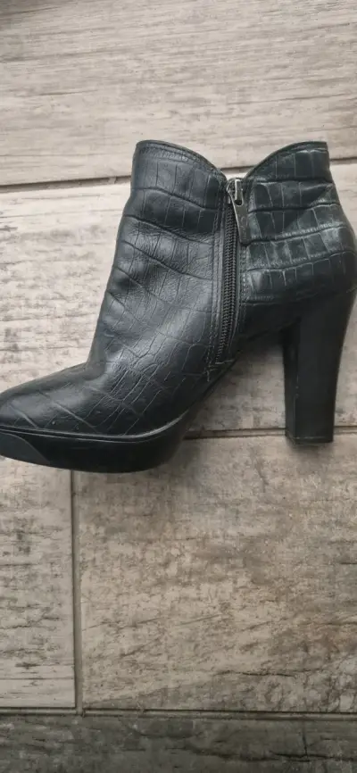 Botines negros con textura - miniatura 1