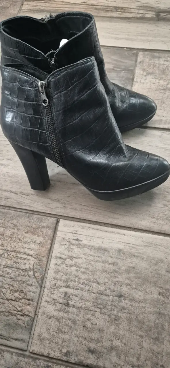 Botines negros con textura - 2