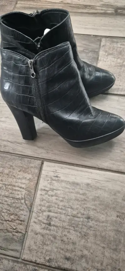 Botines negros con textura - miniatura 2