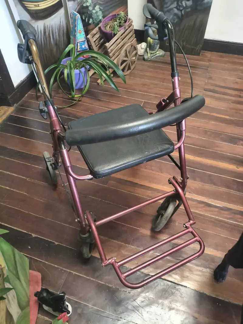 Andador plegable con asiento