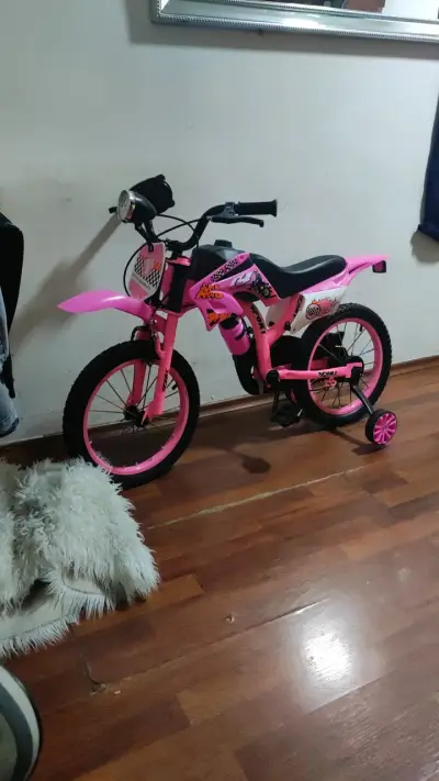 Bicicleta infantil rosa con ruedas - miniatura 1