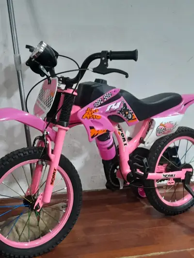 Bicicleta infantil rosa con ruedas - miniatura 2