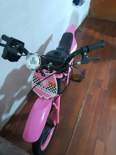 Bicicleta infantil rosa con ruedas - miniatura 3