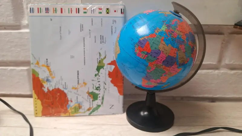 Pack globo terráqueo con mapa+regalo - 1