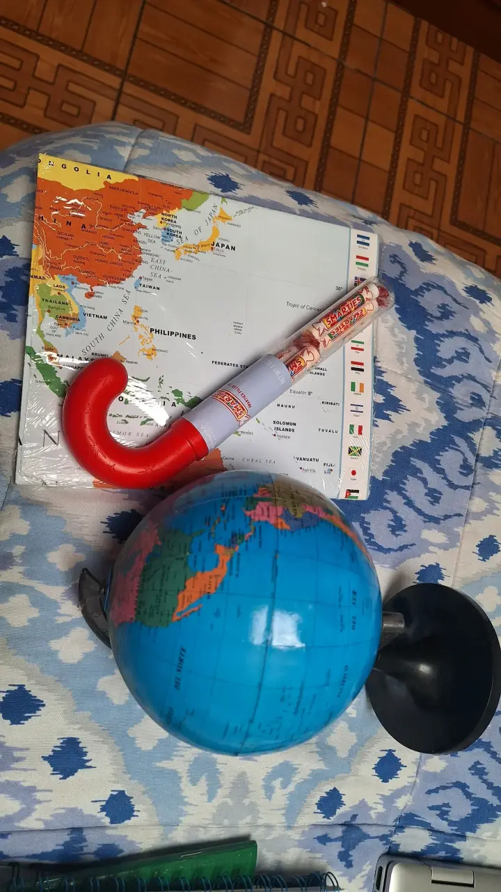 Pack globo terráqueo con mapa+regalo - 2