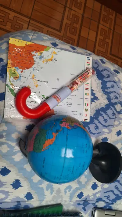 Pack globo terráqueo con mapa+regalo - miniatura 2
