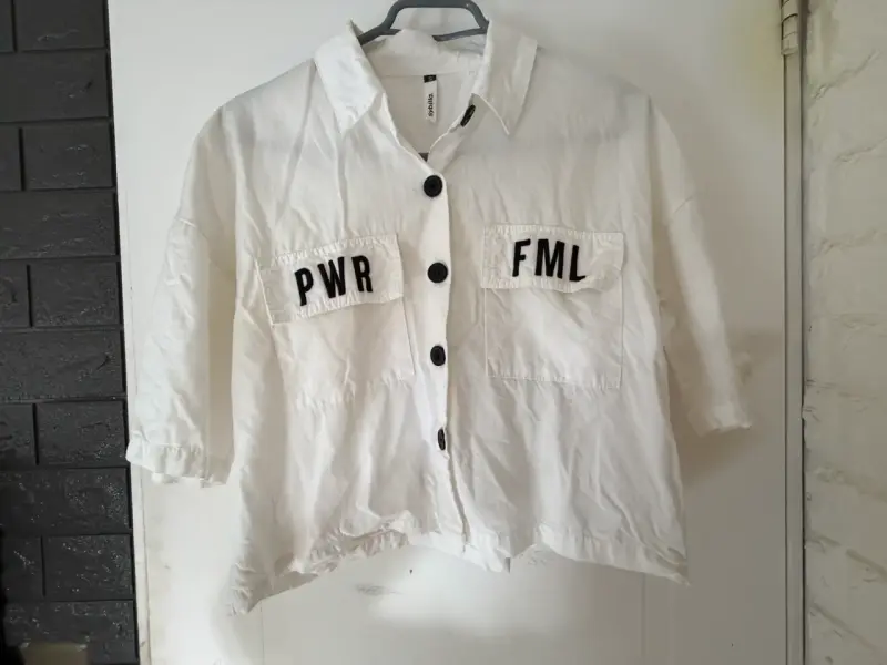Camisa blanca con bolsillos estampados - 1