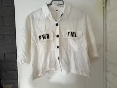 Camisa blanca con bolsillos estampados - miniatura 1
