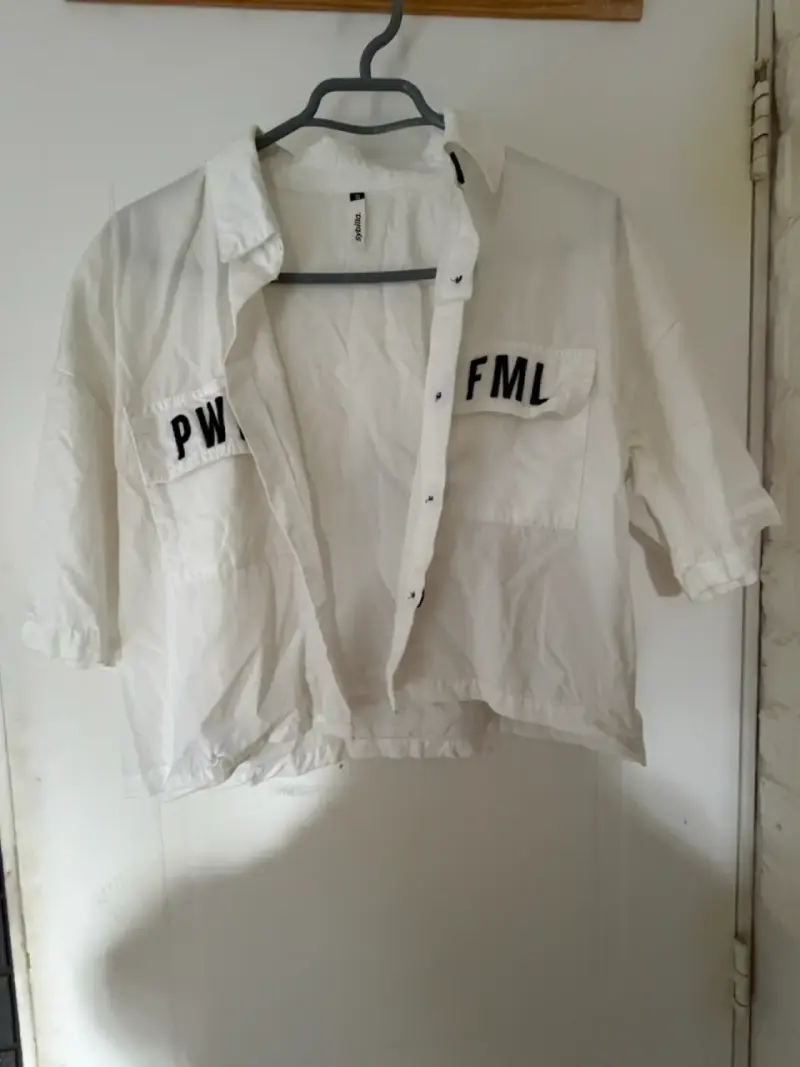 Camisa blanca con bolsillos estampados - 2