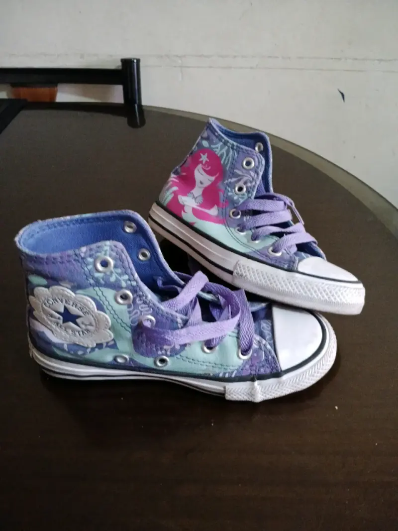 Zapatillas altas marca Converse de niña