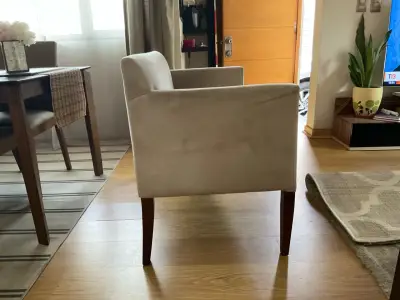 Sofá beige de dos plazas - miniatura 2