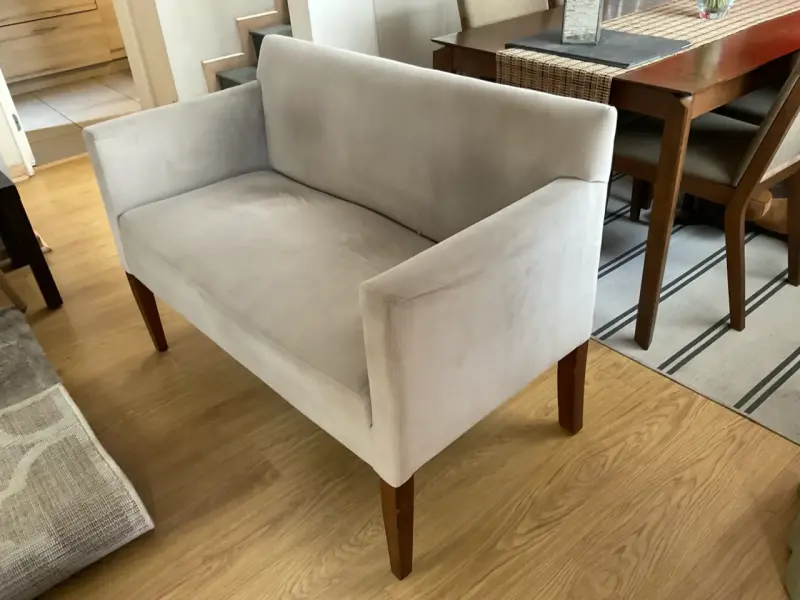 Sofá beige de dos plazas - 4