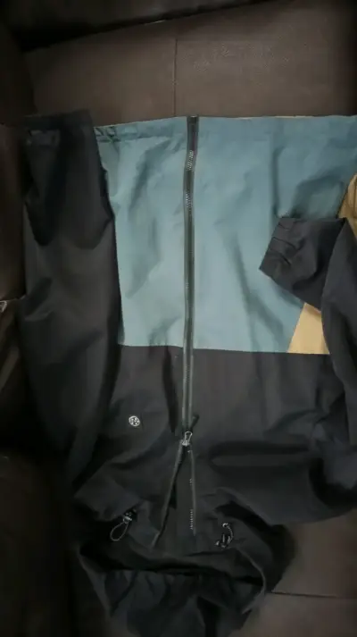 Chaqueta impermeable maui negra y azul - miniatura 1