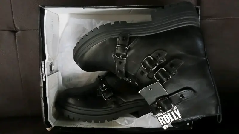 Botines negros con hebillas - 1