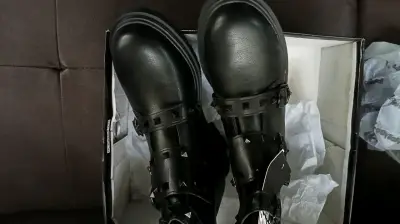 Botines negros con hebillas - miniatura 2