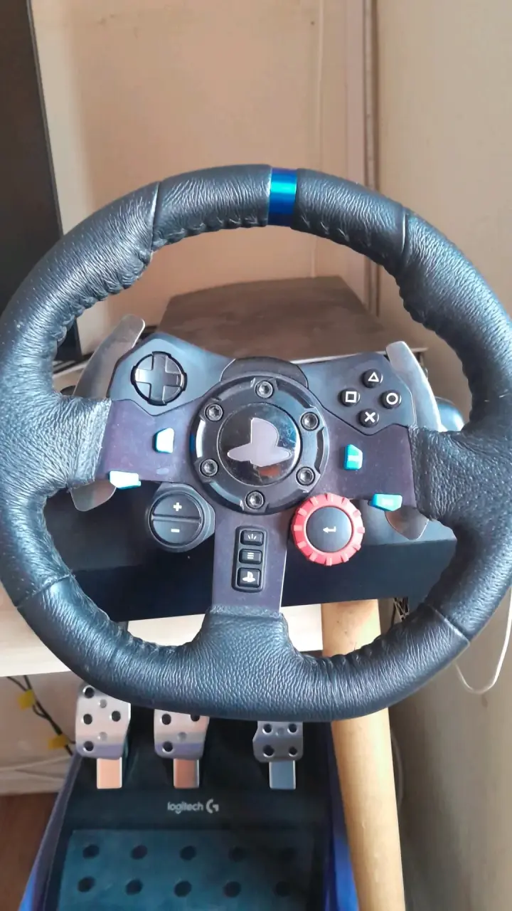 Volante Logitech para simulación - 1