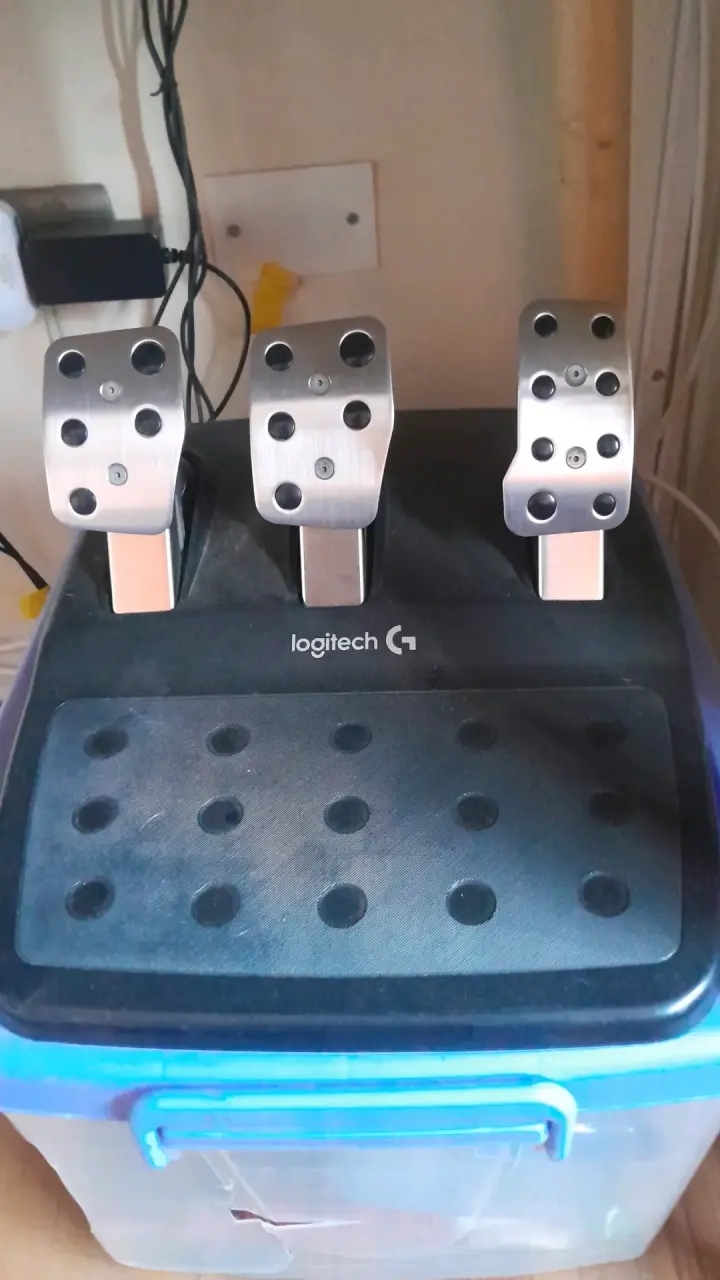 Volante Logitech para simulación - 2
