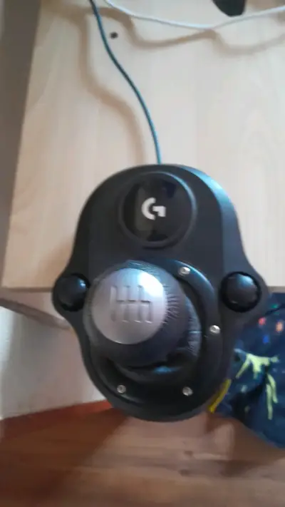 Volante Logitech para simulación - miniatura 3