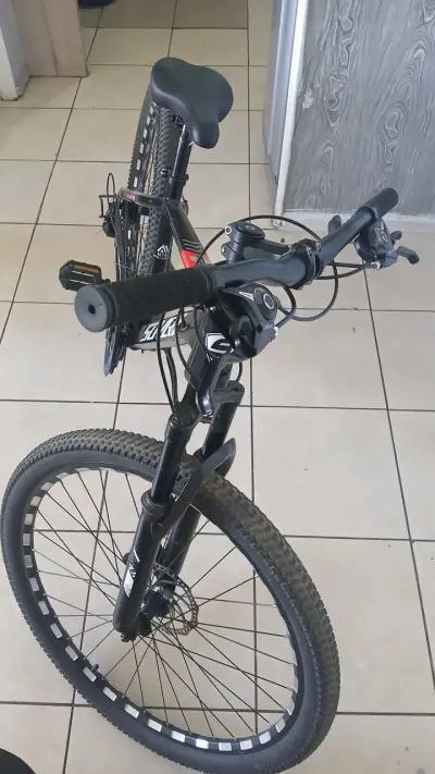 Bicicleta montaña negra - miniatura 1