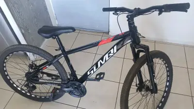 Bicicleta montaña negra - miniatura 2