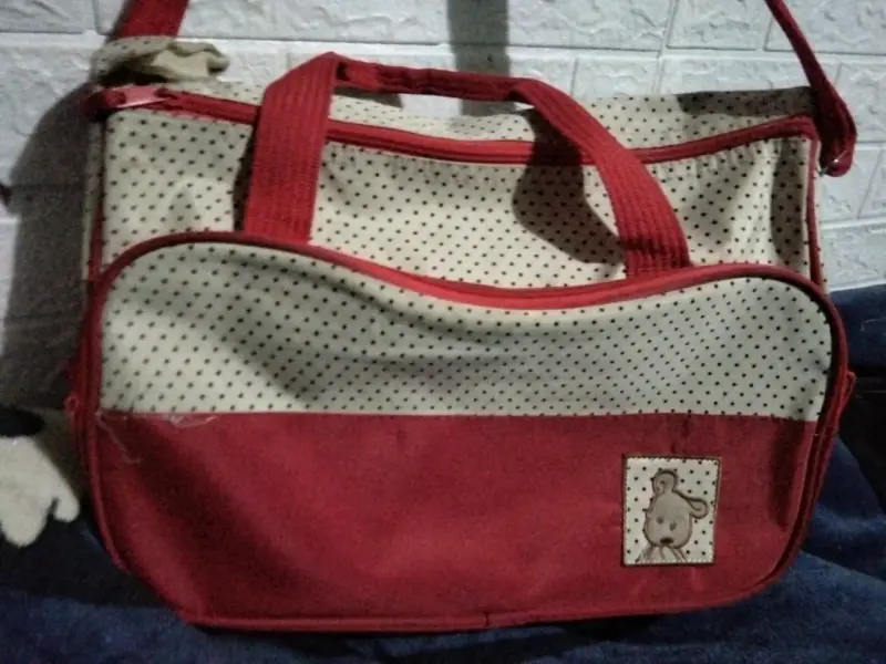 Bolso maternal rojo y beige - 1