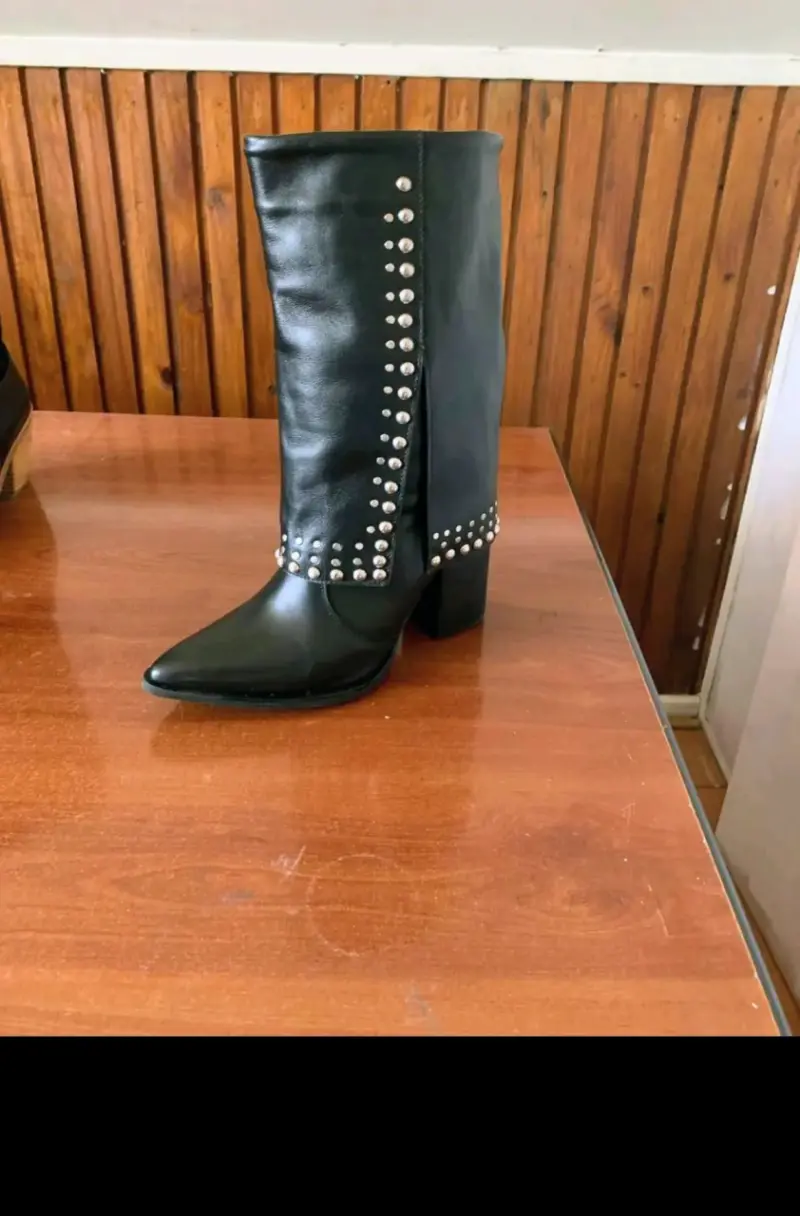 Bota fiera negra con tachas pao pecados