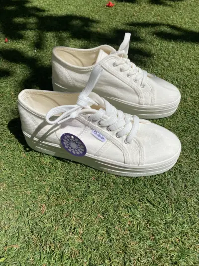 Zapatillas blancas de lona. Chalada 36. - miniatura 1