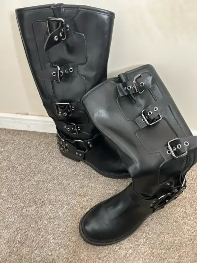 Botas negras con hebillas - miniatura 1