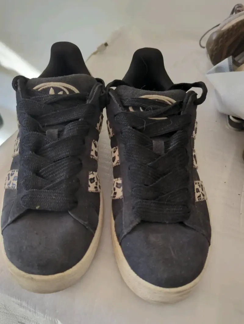 Zapatillas negras con estampado - 1