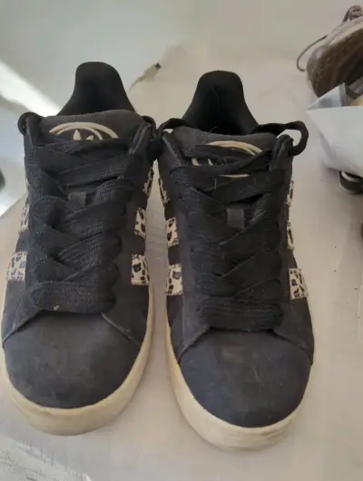 Zapatillas negras con estampado - miniatura 1