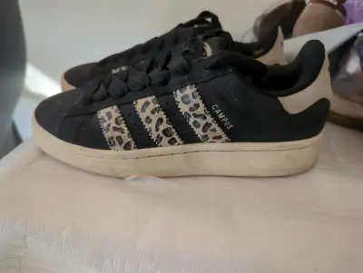 Zapatillas negras con estampado - miniatura 2