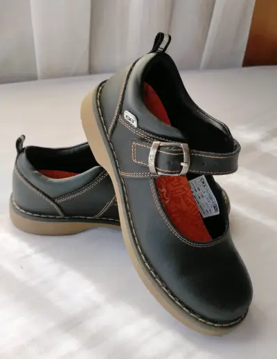 Zapatos escolares negros con hebilla - miniatura 1