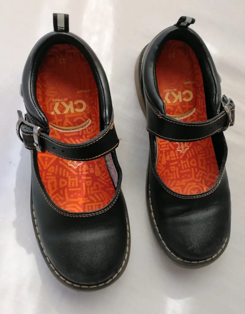 Zapatos escolares negros con hebilla - 2