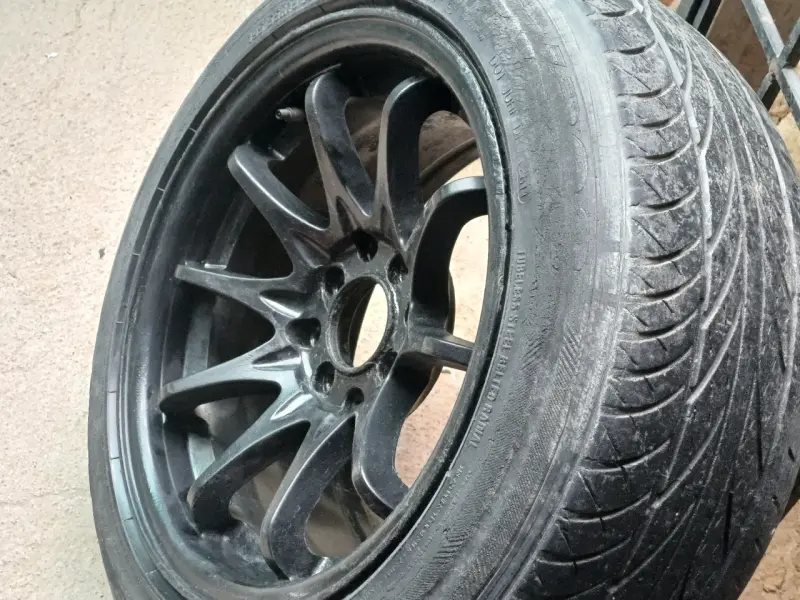 Llanta y neumático de auto usados - 1